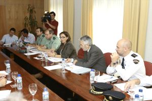 Reunión en la Delegación del Gobierno para tratar sobre el robo de aceitunas. / EMILIO PIÑERO