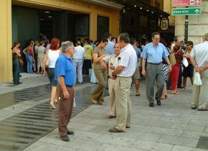 Multitud de pacenses hacen cola ante las oficinas de recaudación de impuestos del Ayuntamiento de Badajoz. / HOY