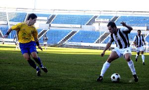 Javi Bolaños encara al defensa Richar en el partido del Badajoz ante el Valdelacalzada. / E. PIÑERO