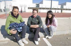Paloma Ferrera, Petra Gallana y María Ángeles Brito, en paro./ ARNELAS