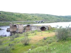 UNA OBRA ROMANA. El puente de Alconétar, símbolo de la desidia, la marginación y el desprecio secular al patrimonio de una tierra. En su momento tuvo 12 ojos que cubrían 250  metros de largo /  PANORAMIO.