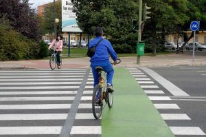 Un ciclista cruza el paso de peatones del Puente de la Universidad por el carril-bici. / HOY