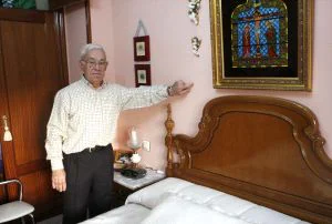 Antonio Sánchez incluso escucha a su vecino cuando se sienta en la cama. / CASIMIRO