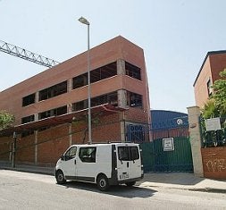 El edificio de la guardería, en obras, está junto al colegio./ M. NÚÑEZ