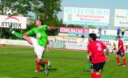 Pablo Valencia, autor del primer gol, trata de hacer un control acrobático en el área turolense. / F. HORRILLO