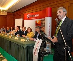 Jarones lee el manifiesto de las cámaras ante las autoridades que participaron en el acto. / PALMA