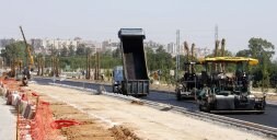 La maquinaria pesada trabajaba ayer a pleno rendimiento en el tramo más próximo a la urbanización de Las Vaguadas./ ALFONSO