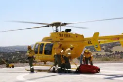 Helipuerto y helicóptero del Infoex, ayer en la localidad de Calera de León. / R. MOLINA
