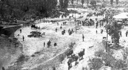 Imagen de la feria ganadera de los Cachones, Jerte, y arroyo Niebla a  principios del  XX. Son el origen de las de junio de la ciudad/ M. MUÑOZ