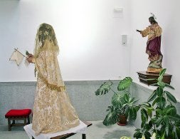 Así quedó la imagen de 'La Carrerita', sin corona, tras el robo. / F. H.