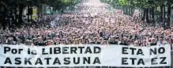 Miles de manifestantes llenaron las calles de Bilbao bajo el lema 'ETA no. por la libertad'; a la cabeza de la manifestación los familiares de Puelles y de otras víctimas de ETA. / LUIS ÁNGEL GÓMEZ