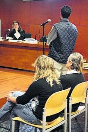 De pie, Juan José; sentadas, Alicia y su madre, en el juicio. / HOY