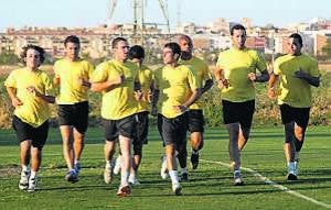 Varios jugadores blanquinegros hacen carrera continua en el entrenamiento de ayer. /C.MORENO