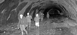 Imagen tomada en el lugar del accidente, en el interior del túnel, poco después del siniestro. / LORENZO CORDERO