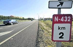 Imagen de la actual carretera nacional N-432, en el tramo que une Badajoz con Zafra. / HOY