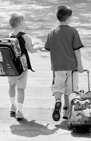 Dos niños caminan hacia el colegio. / HOY