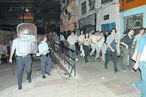 Agentes policiales intervienen en la zona de la Madrila en el año 2002. / HOY