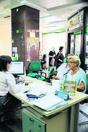 Dos jubilados reservan su viaje en una agencia de la avenida de España. /CHENCHO