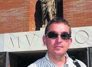 Santiago Posteguillo ante el Museo Romano de Mérida. / BRÍGIDO