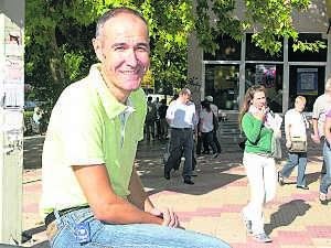 Fidel Valle Gil pone su dilatada experiencia como árbitro de Segunda al servicio de la formación de los colegiados extremeños. / L. ORDERO