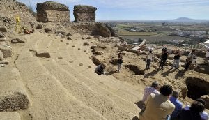La escena del teatro, ya recuperada. / J. V. A. Treinta y ocho personas trabajan en las excavaciones. / J. V. A.