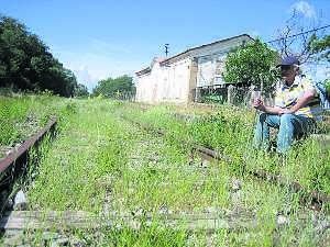 Un viajero en la estación de Baños, en desuso desde que se cerró el tramo Plasencia-Astorga. / HOY