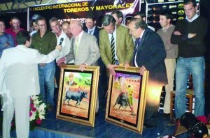 Victorino Martín y Víctor Mendes con los cuadros que les entregaron. / KARPINT