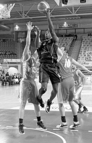 Holcomb entra a canasta dejando una bandeja ante dos defensores del Vigo. ::                             ARMANDO MÉNDEZ