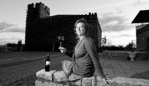 En la viña. Amelia Coloma en su finca de El Colmenar a punto de disfrutar de uno de sus vinos. ::                             LORENZO CORDERO