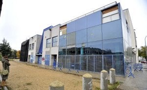 El exterior del edificio de los cines Puente Real presenta un alto estado de deterioro. ::                             JOSÉ VICENTE ARNELAS