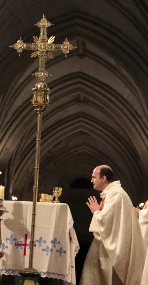 El nuevo obispo de San Sebastián, en la misa de ayer en la catedral. ::
R. C.