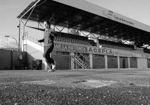 Una deportista entrena en las pistas de atletismo de la Ciudad Deportiva. ::                             PALMA