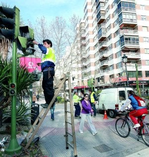 Un técnico sustituye una lámpara convencional de un semáforo por otra de bajo consumo. ::                             HOY