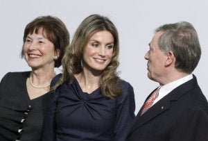 Doña Letizia, entre  el presidente federal  y su esposa.  ::
REUTERS
