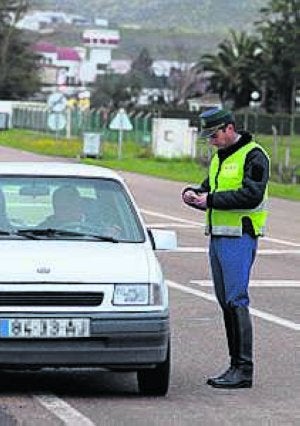 Un agente de la GNR pide la 'carta verde' en Elvas. ::                             CASIMIRO MORENO