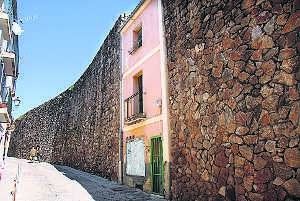 Edificio con fachada a la calle Cruces, en la muralla de la Puerta del Sol. ::                             PALMA