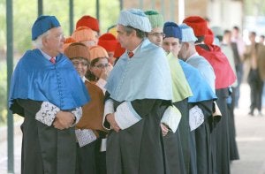 Durante tres años un nutrido grupo de profesores universitarios mayores de 60 años han decidido dejar voluntariamente la UEx antes de la entrada del Plan Bolonia. ::                             HOY