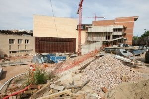 Estado en el que se encontraban ayer las obras del palacio de congresos . ::                             LORENZO CORDERO