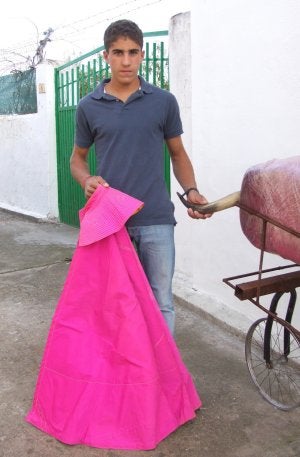 Rafael Cerro, alumno de la Escuela Taurina de Badajoz. ::                             AMIGO