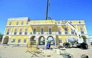 La portada de la Feria de San Juan 2010 está inspirada en la fachada del Ayuntamiento de Badajoz. ::                             JOSÉ VICENTE ARNELAS