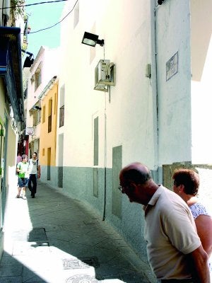 Fachada adecentada de un edificio en la calle del Pollo. ::
ANDY SOLÉ