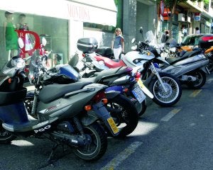 Motos aparcadas en batería en un aparcamiento de la calle Félix Valverde Lillo. ::                             J. M. ROMERO