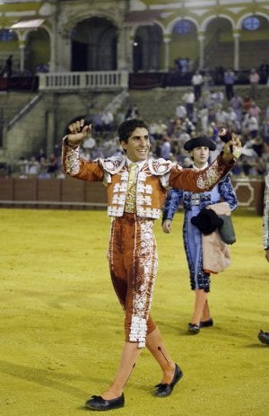 Rafael Cerro paseó las dos orejas en Sevilla. ::                             ARJONA/TOROMEDIA