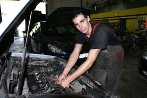 Santos en su actual trabajo, en el taller Pau's Motor. ::                             E.G.R.