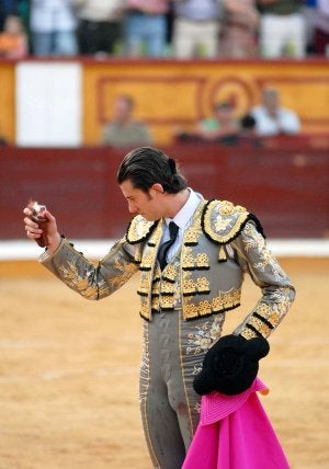 Israel Lancho muestra la oreja que cortó este año en San Juan a un toro de Montalvo. ::                             CASIMIRO MORENO