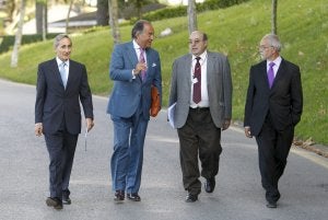 Julio Linares, consejero delegado de Telefónica, (izda) acompañado de varios conferenciantes, en Santander. ::
EFE