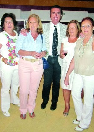 Ortega Cano rodeado de admiradoras en Zafra. ::                             VÍCTOR PAVÓN