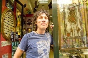 El artista vidriero Peter Thomas posa a la entrada de su taller PTK-Vidrioart, situado en la calle Felipe Checa. ::                             PAKOPÍ