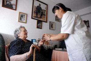 Atención domiciliaria a una mujer mayor en Mérida. ::                             HOY