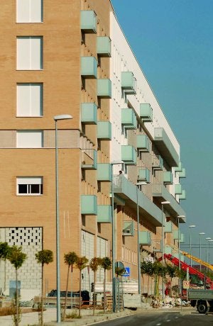 Uno de los edificios ya terminados de Cuartón Cortijo. ::                             C. MORENO